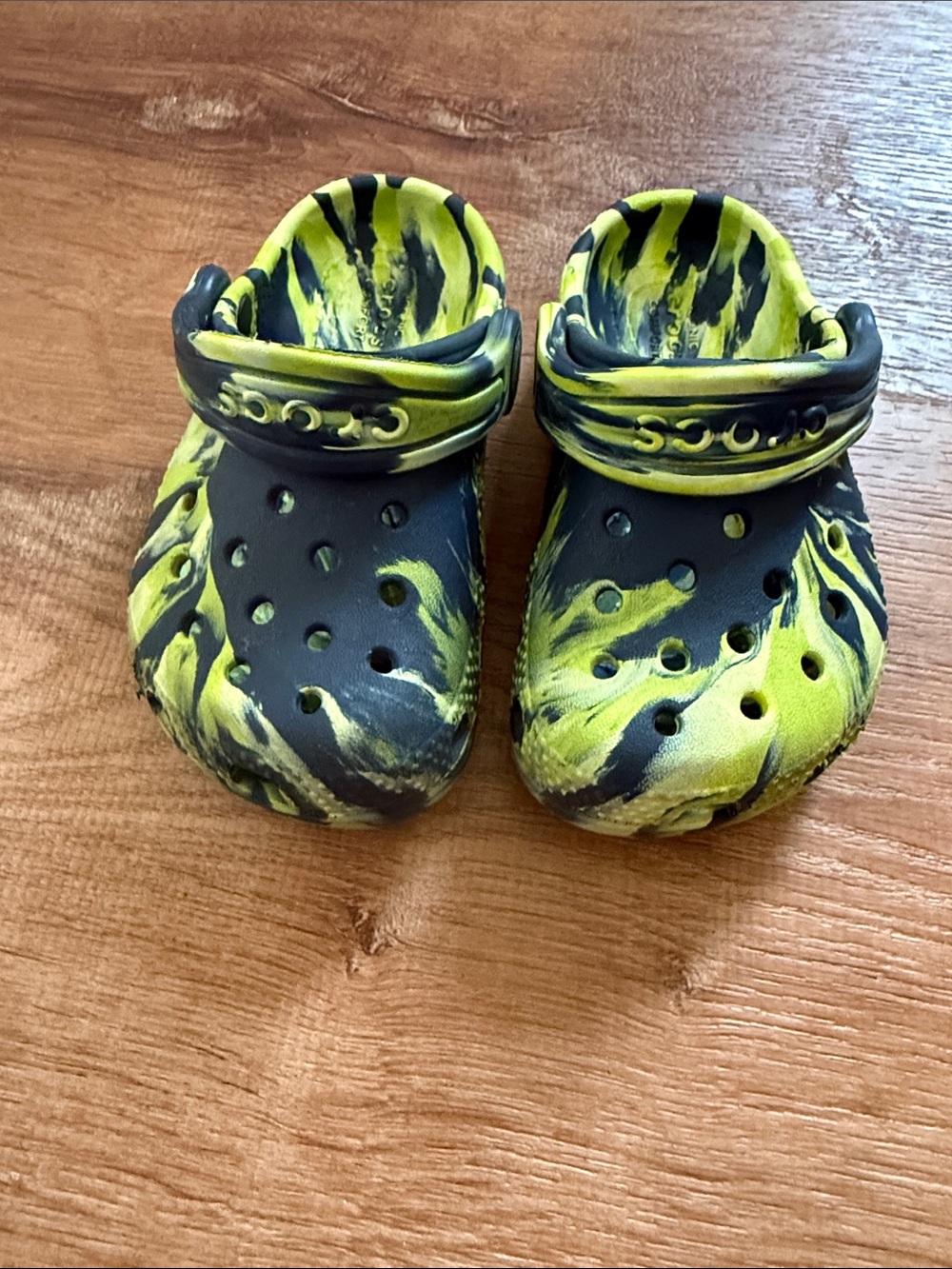 Toddler Yellow and navy croc